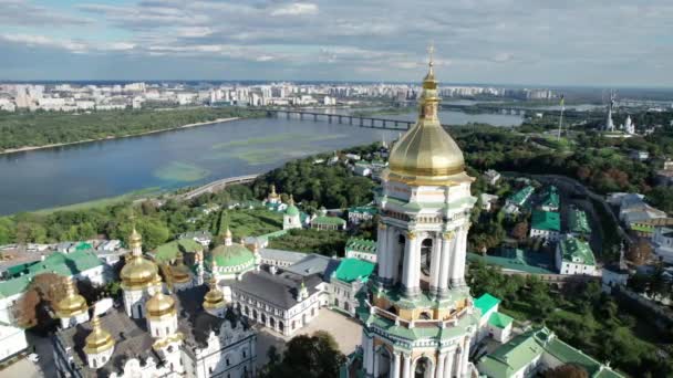 Vista aérea de Kiev Pechersk Lavra, Grande Torre de Sino de Lavra, Mosteiro Ortodoxo — Vídeo de Stock