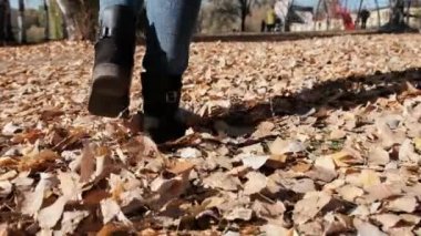 Düşen Sonbaharda Yürüyen Kadın Bacakları Yavaş Çekimde Parkta Yapraklar