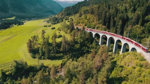 Vue Aérienne d'un Train Rouge Déplaçant le long du Viaduc Landwasser dans les Alpes Suisses — Video