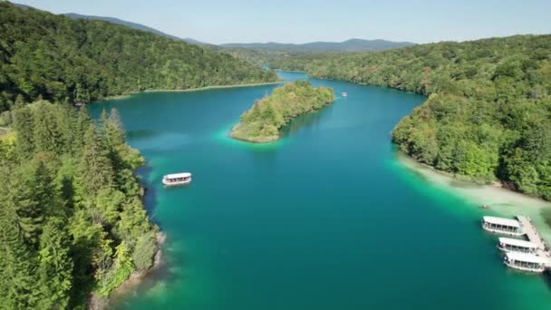 Повітряний вид на озера Плівіце в національному парку Хорватії, чиста природа — стокове відео