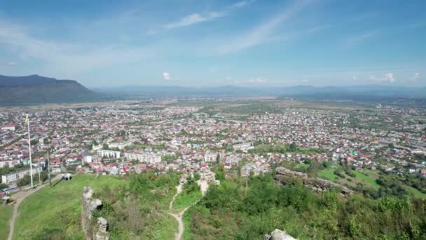 El castillo de Khust en Transcarpathia, vista aérea, oeste de Ucrania — Vídeos de Stock