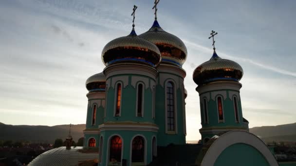 Christelijke Kerk bij zonsondergang, Luchtfoto, Tempel in de Transcarpathie, Oekraïne — Stockvideo