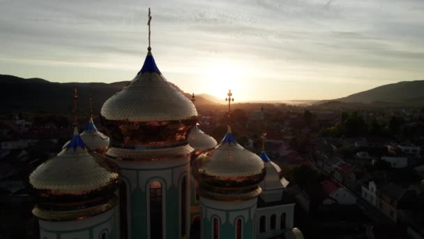 Χριστιανική εκκλησία στο ηλιοβασίλεμα, Αεροφωτογραφία, Ναός στην Transcarpathia, Ουκρανία — Αρχείο Βίντεο