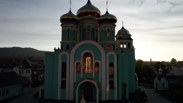 Kościół chrześcijański o zachodzie słońca, Widok z powietrza, Świątynia w Zakarpaciu, Ukraina — Wideo stockowe