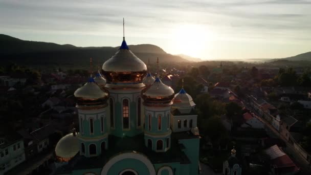 Igreja Cristã ao pôr do sol, Vista aérea, Templo na Transcarpathia, Ucrânia — Vídeo de Stock