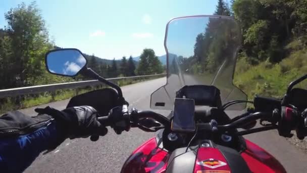 Motorradfahrer auf Motorrad fährt auf einer schönen Landschaft Bergstraße, POV — Stockvideo