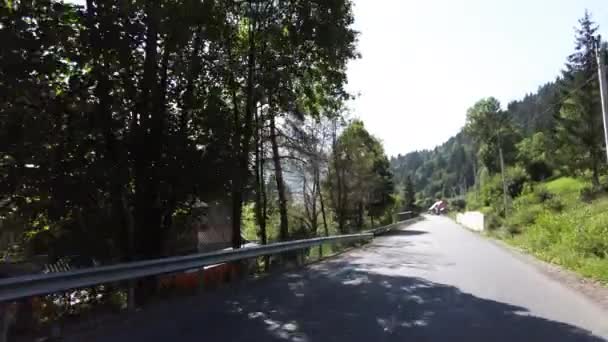 Pengendara sepeda motor di Rides Motorbike di Beautiful Landscape Mountain Road, POV — Stok Video