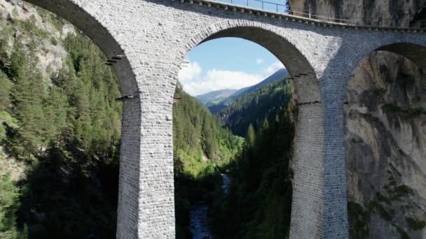 Aerial View of the Landwasser Viaduct a svájci Alpokban nyáron — Stock videók