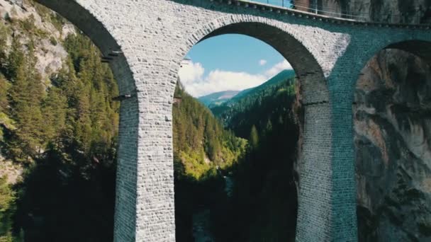 Luchtfoto van het Viaduct Landwasser in de Zwitserse Alpen in de zomer — Stockvideo