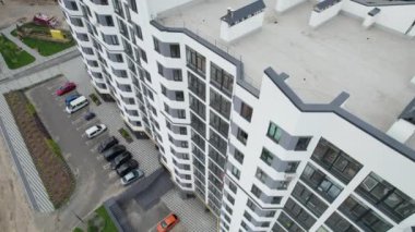 Orman Bölgesindeki Yeni Çağdaş Çok Katlı Binanın Havadan Görünümü