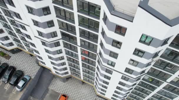 Bovenaanzicht vanuit de lucht van een nieuw modern gebouw met meerdere verdiepingen, Appartementen, Buiten — Stockvideo