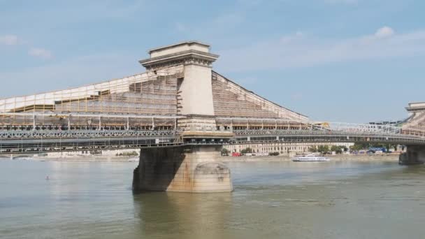 Budapest panorámája, kilátás a Lánchídra a Duna felett, Magyarország — Stock videók