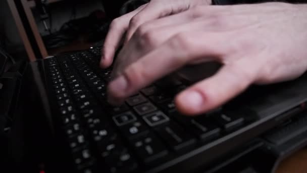 Laptop Klavyesinde Yazan Metin, Dizüstü bilgisayarın Siyah Anahtarlarına Basan Erkekler Elleri — Stok video