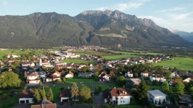 Lihtenştayn 'ın Alp Dağı Vadisi' ndeki Yeşil Arazi Evleri 'nin havadan görünüşü