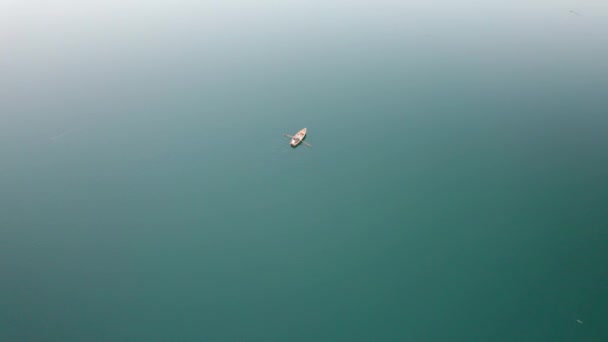 산 호수 의물 표면 가운데있는 공중에서 바라본 론 우든 보트 — 비디오