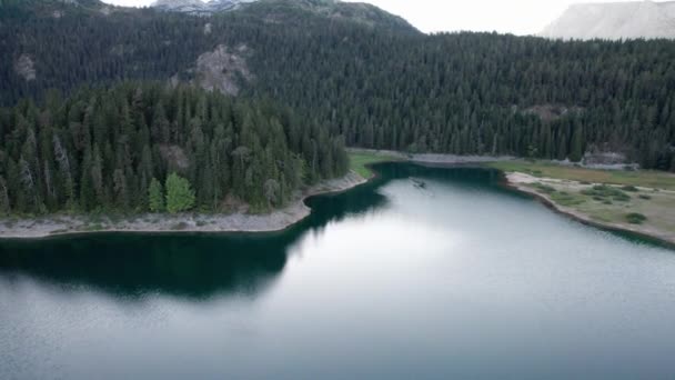 Uitzicht vanuit de lucht Black Lake in Montenegro, Mountain Crno Jezero in Durmitor Park — Stockvideo