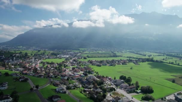 공중에서 본 리히텐슈타인 과 알프스 산맥의 그린 필즈에 있는 집들 — 비디오