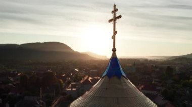 Günbatımına Karşı Altın Kilise Haçı, Hava Manzarası, Ukrayna 'daki Görkemli Tapınak