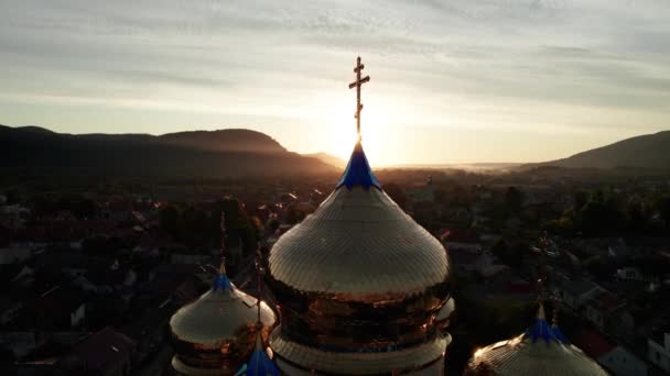 Cruz de la Iglesia Dorada Contra el Atardecer, Vista Aérea, Majestuoso Templo en Ucrania — Vídeo de stock
