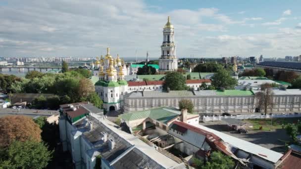 Vista aérea de Kiev Pechersk Lavra, gran campanario de Lavra, monasterio ortodoxo — Vídeos de Stock