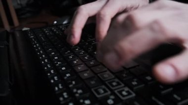 Laptop Klavyesinde Yazan Metin, Dizüstü bilgisayarın Siyah Anahtarlarına Basan Erkekler Elleri