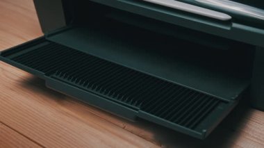 NFT Token Yazdırma, Beyaz Kağıt Sayfasına Yazdırma Bir Jet Yazıcı Tarafından Yazdırma