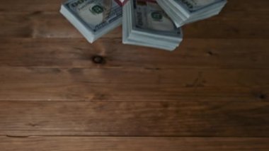 Erkek Eller Ahşap Arkaplanda 10.000 ABD Doları Dolarlık Üç Yığın Gösteriyor