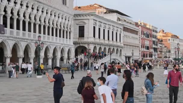Натовп на березі Венеції з натовпом людей, що ходять у час заходу сонця. — стокове відео