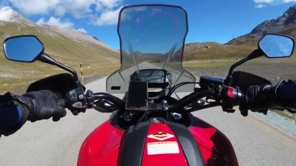POV Biker Rides on Motorbike by Scenic Mountain Pass w Alpach Szwajcarskich, Moto Trip — Wideo stockowe