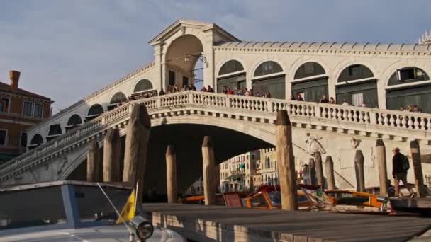 대운하, 베네치아의 많은 관광객들 과 함께 리알토 다리에서 바라본 경관 — 비디오
