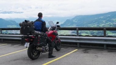 Bisikletli Turist Valizli Dağ Manzarası, Alpler