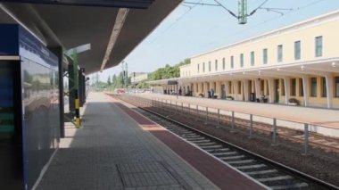 Güneşli bir günde Szekesfehervar şehrinin tren istasyonundaki platformda aç.