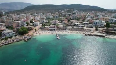 Arnavutluk 'taki Ksamil Adaları' nda Turkuaz Suyu ile Havacılık Manzarası Egzotik Plajı