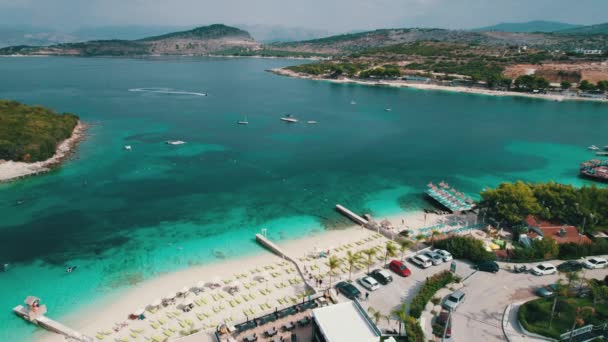 Uitzicht vanuit de lucht Exotisch strand met turkoois water in Albanië, Ksamil eilanden — Stockvideo