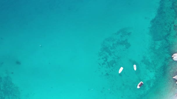 Aerial Top View of Blue Transparent Sea with Boats on the Rocky Coast of Croatia — Αρχείο Βίντεο