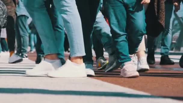 사람의 발을 클로즈업, 슬로우 모션, 거리에서 걷는 군중의 다리 — 비디오
