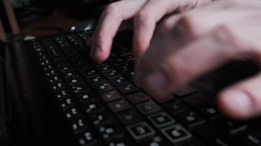 Laptop Klavyesinde Yazan Metin, Dizüstü bilgisayarın Siyah Anahtarlarına Basan Erkekler Elleri