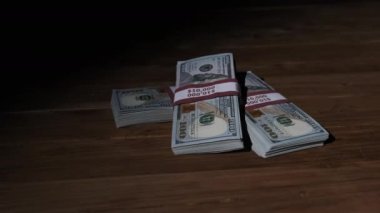 Üç deste 10000 Amerikan Doları Banknotları Tahta Masada Yatar