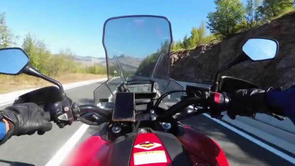 POV Biker Rides på motorcykel vid Scenic Mountain Road, Moto äventyr, Frihet — Stockvideo