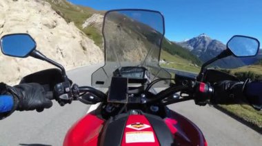 İsviçre Alplerinde Scenic Mountain Pass, Moto Trip 'te motosikletle POV Bisikletli Turları