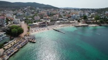 Arnavutluk 'taki Ksamil Adaları' nda Turkuaz Suyu ile Havacılık Manzarası Egzotik Plajı