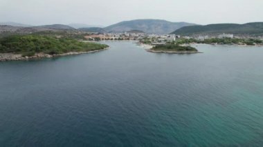 Arnavutluk 'un Turkuaz Suyu ile Ksamil Adalarındaki Tropikal Plajın Hava Görüntüsü