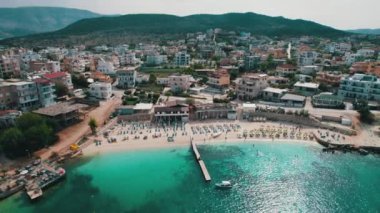 Arnavutluk 'taki Ksamil Adaları' nda Turkuaz Suyu ile Havacılık Manzarası Egzotik Plajı