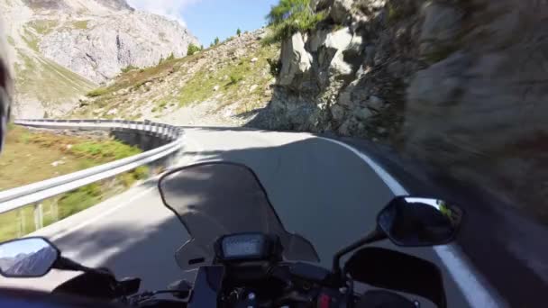 POVバイカーがスイスアルプスの絶景マウンテンパスでバイクに乗る｜Moto Trip — ストック動画