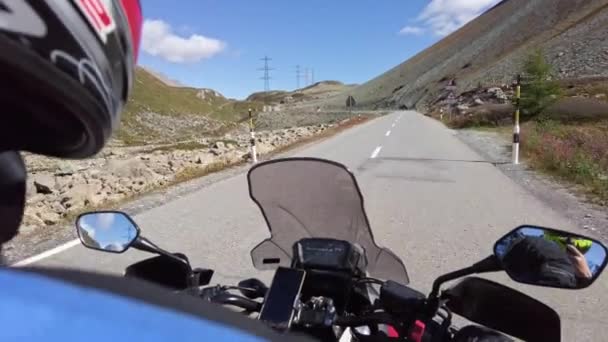 POV ποδηλάτης βόλτες με μοτοσικλέτα από Scenic Mountain Pass σε Ελβετικές Άλπεις, Moto Trip — Αρχείο Βίντεο