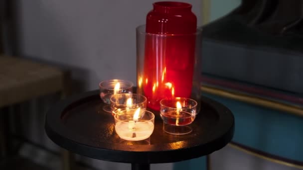 Brännande ljus inne i kyrkan Interiör, Bönsljus Lit i katedralen — Stockvideo
