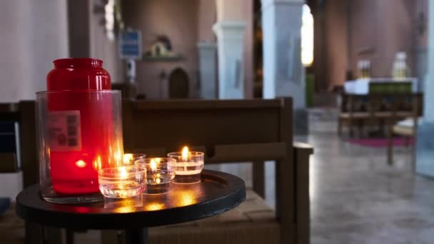 Brännande ljus inne i kyrkan Interiör, Bönsljus Lit i katedralen — Stockvideo