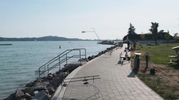 Les gens des campings à proximité se détendent sur le bord de l'eau près du lac Balaton, Hongrie — Video