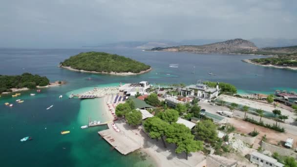 Vista aérea Praia Exótica com Água Turquesa na Albânia, Ilhas Ksamil — Vídeo de Stock