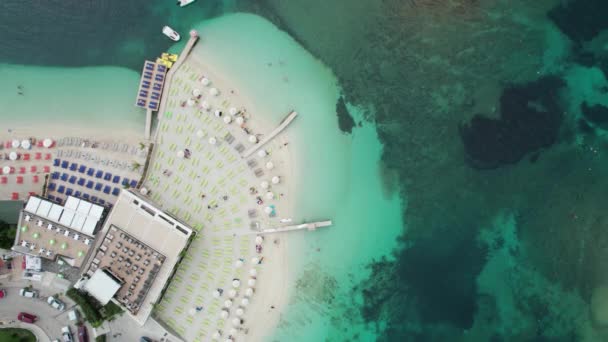 Вид с воздуха на тропический пляж на Ксамильских островах с бирюзовой водой, Албания — стоковое видео